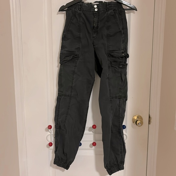 Selling cargo pants
Baggy fit
Size: XS
Colour: grey/black
Brand: Garage - Picture 1 of 1